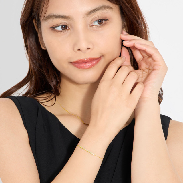 ブランド ララクリスティー ジュエリーを着用する女性