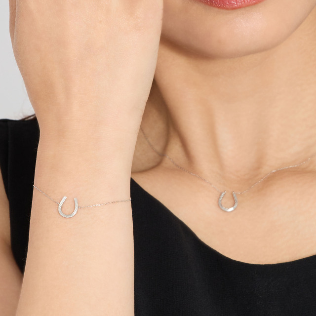 ブランド ララクリスティー ジュエリーを着用する女性