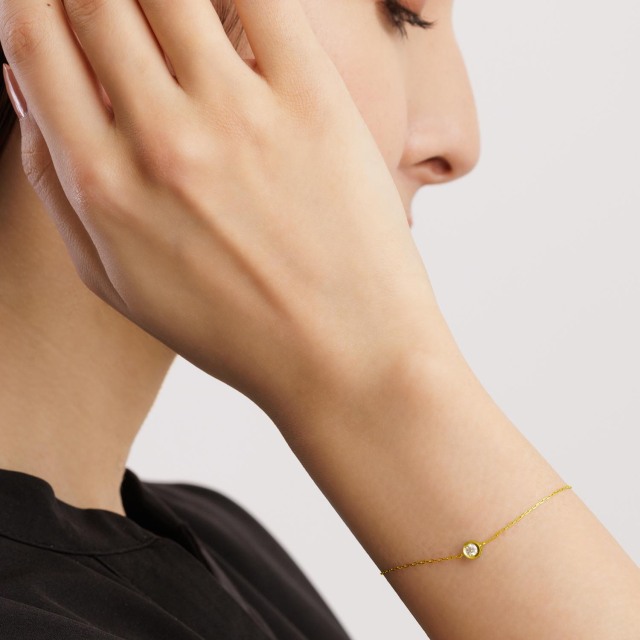 ブランド ララクリスティー ジュエリーを着用する女性