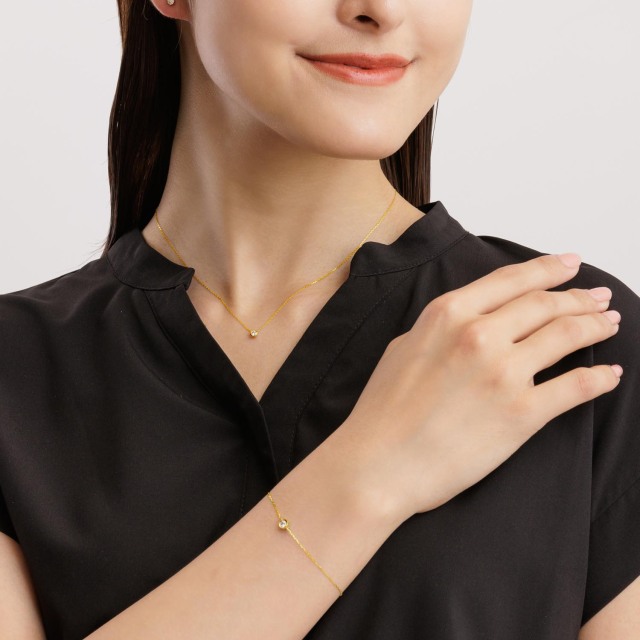 ブランド ララクリスティー ジュエリーを着用する女性