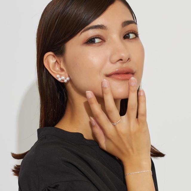 ブランド ララクリスティー ジュエリーを着用する女性