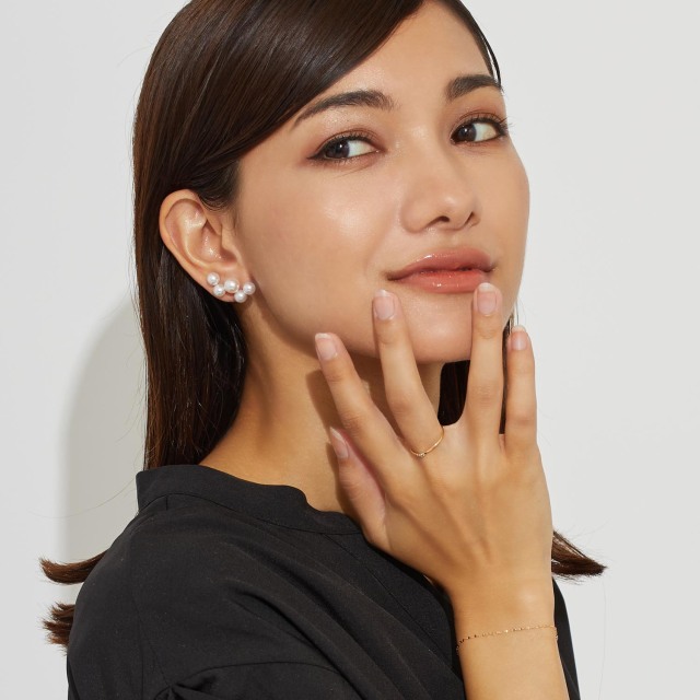 ブランド ララクリスティー ジュエリーを着用する女性