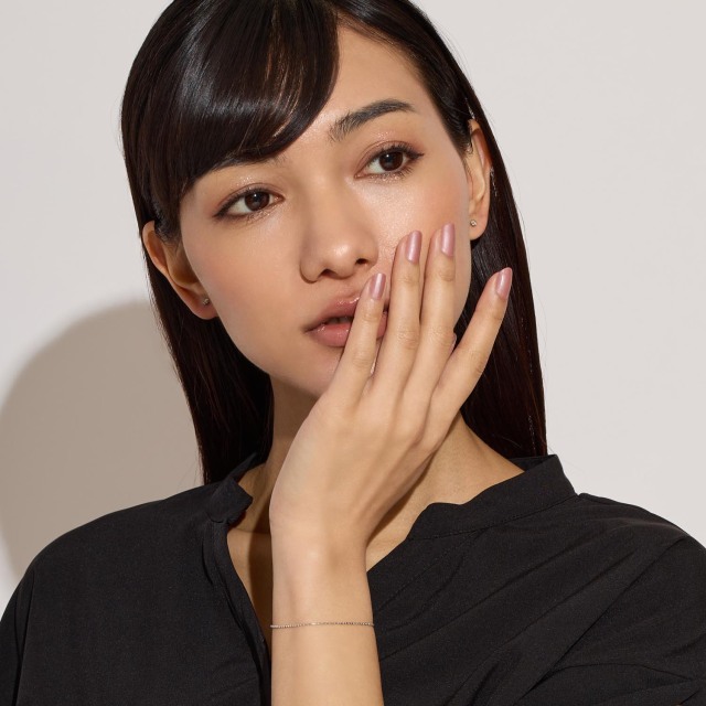 ブランド ララクリスティー ジュエリーを着用する女性