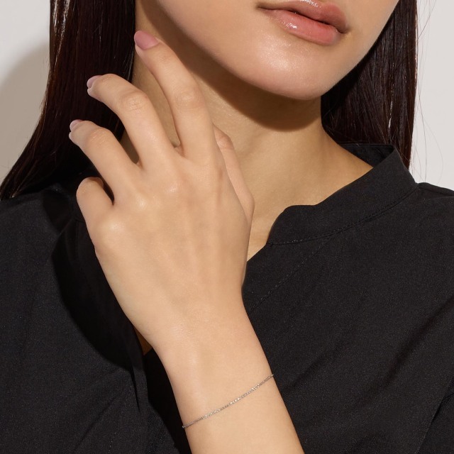 ブランド ララクリスティー ジュエリーを着用する女性