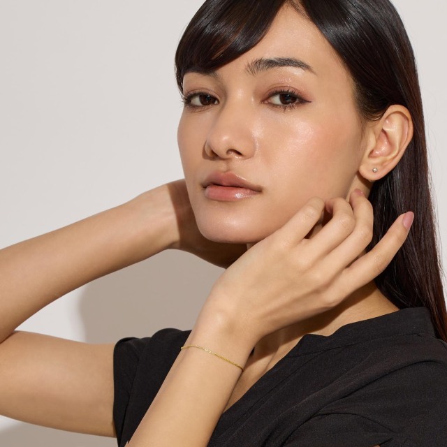 ブランド ララクリスティー ジュエリーを着用する女性