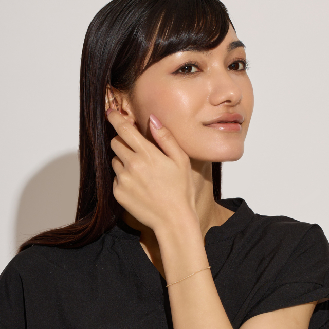 ブランド ララクリスティー ジュエリーを着用する女性