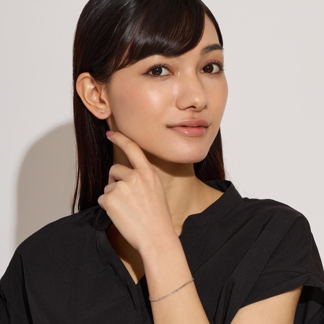 ブランド ララクリスティー ジュエリーを着用する女性