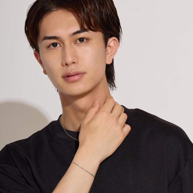 ブランド ララクリスティー ジュエリーを着用する男性