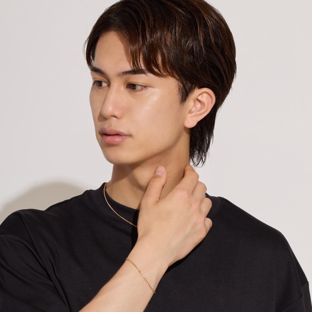 ブランド ララクリスティー ジュエリーを着用する男性