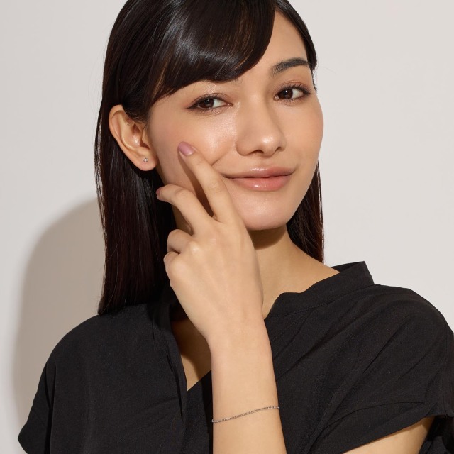 ブランド ララクリスティー ジュエリーを着用する女性