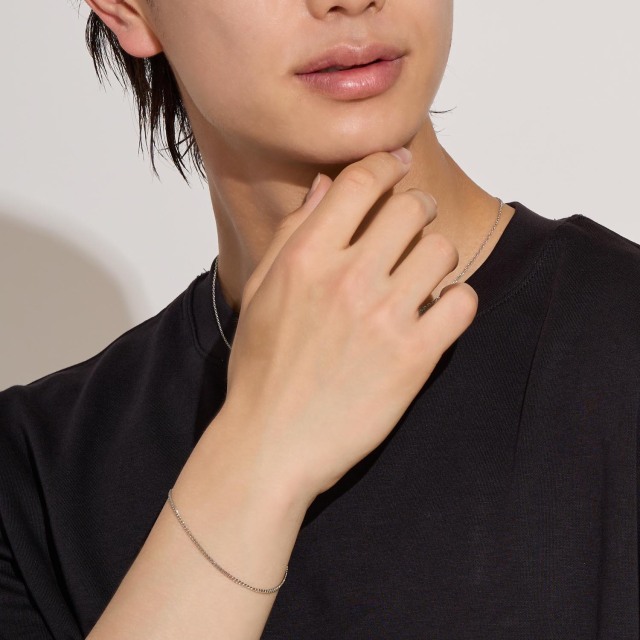 ブランド ララクリスティー ジュエリーを着用する男性