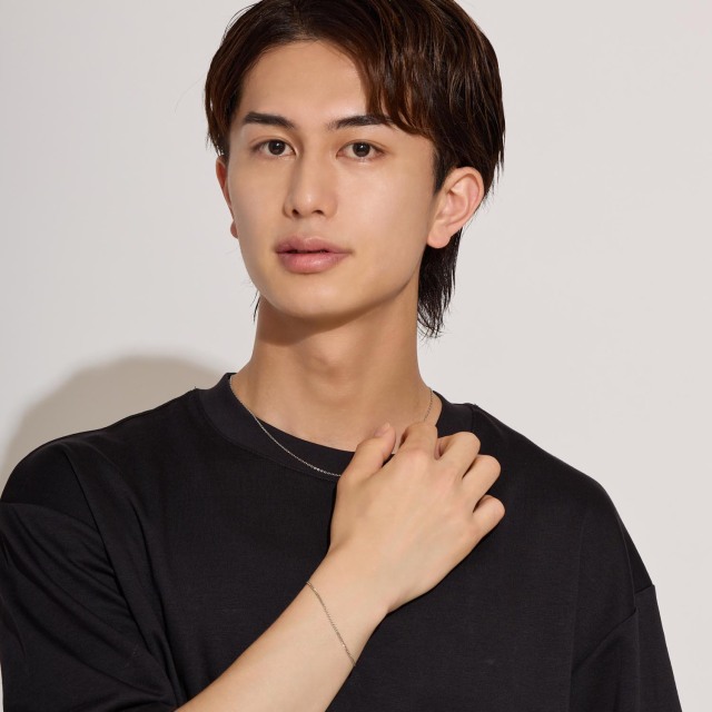 ブランド ララクリスティー ジュエリーを着用する男性