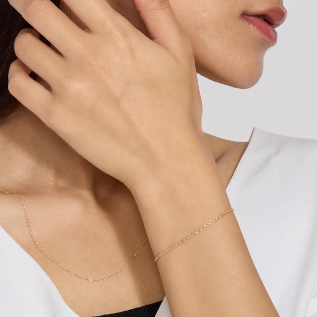 ブランド ララクリスティー ジュエリーを着用する女性