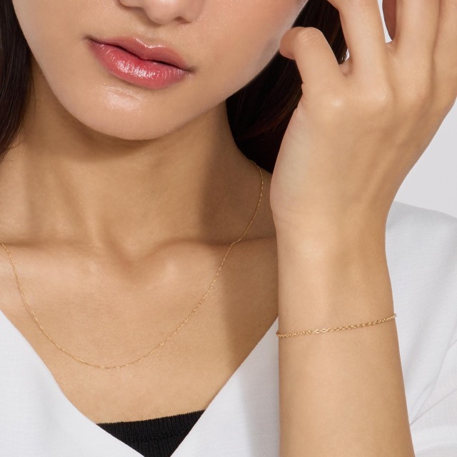 ブランド ララクリスティー ジュエリーを着用する女性