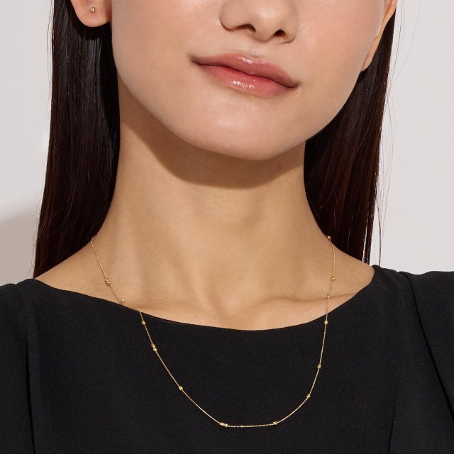 ブランド ララクリスティー ジュエリーを着用する女性