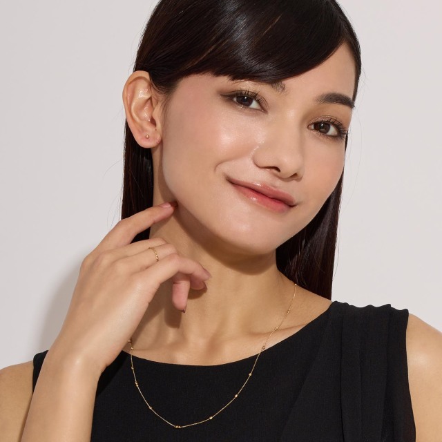 ブランド ララクリスティー ジュエリーを着用する女性