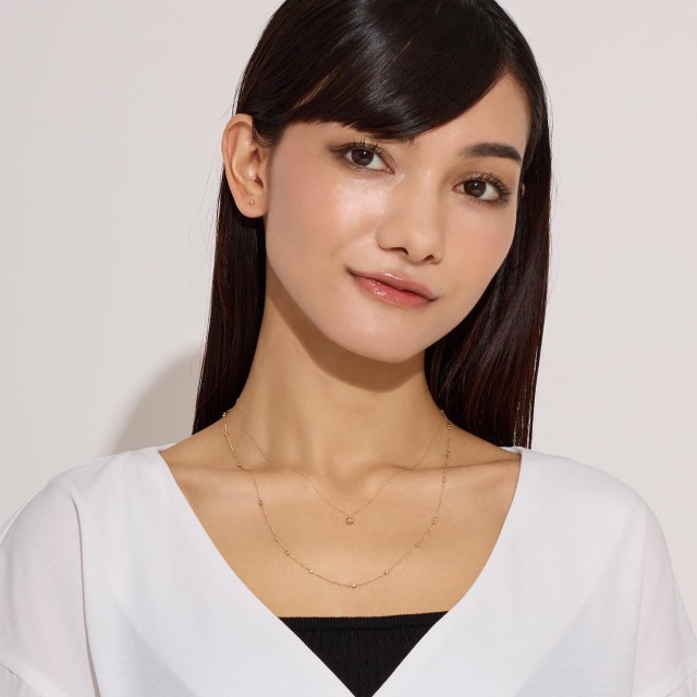 ブランド ララクリスティー ジュエリーを着用する女性