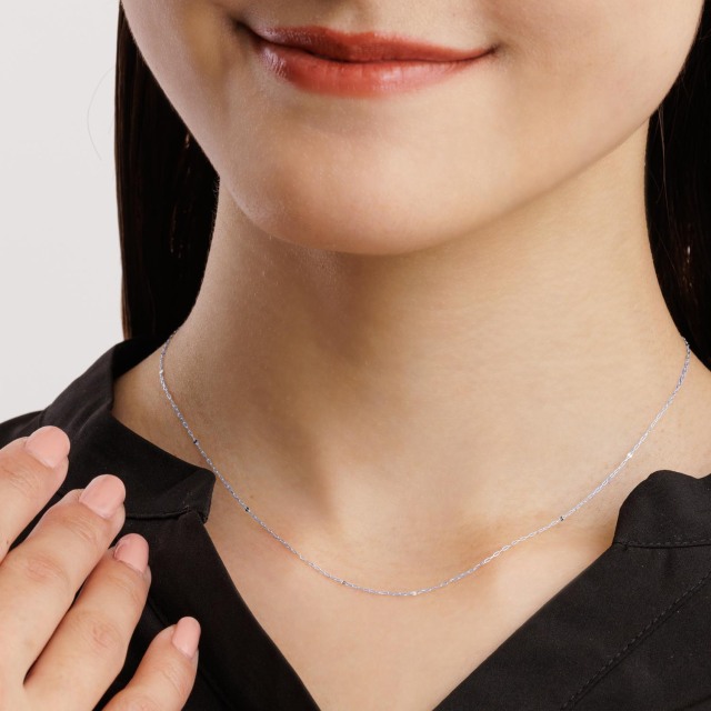 ブランド ララクリスティー ジュエリーを着用する女性