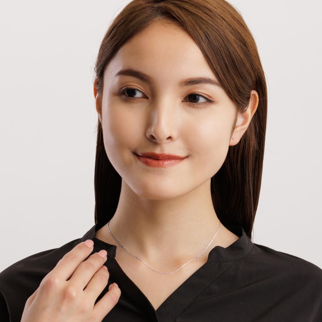 ブランド ララクリスティー ジュエリーを着用する女性