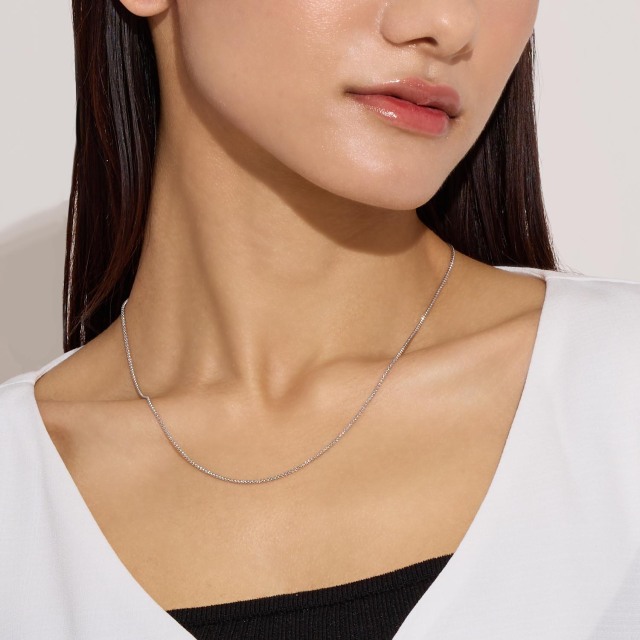 ブランド ララクリスティー ジュエリーを着用する女性