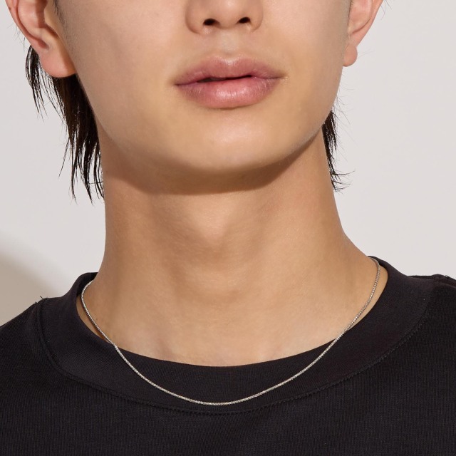 ブランド ララクリスティー ジュエリーを着用する男性