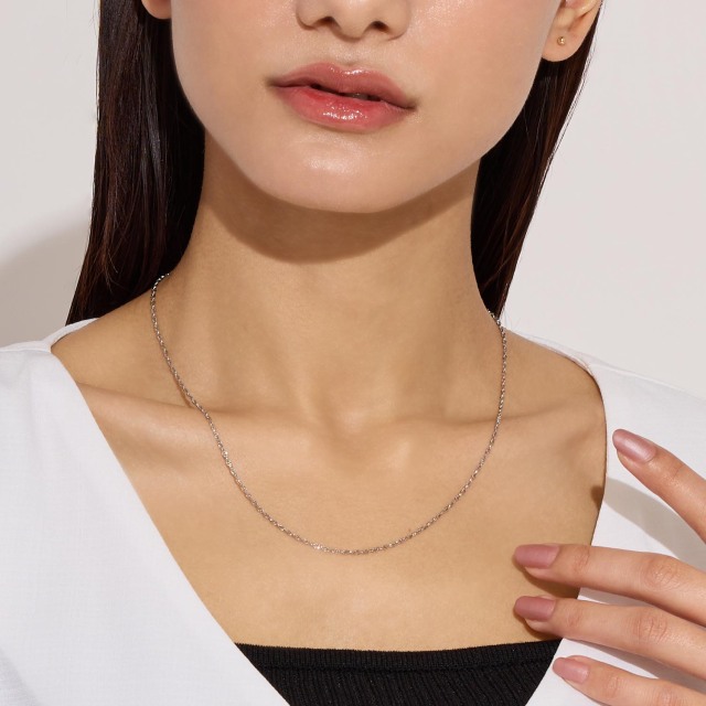 ブランド ララクリスティー ジュエリーを着用する女性