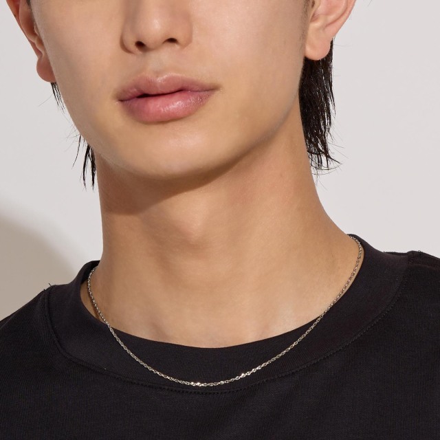 ブランド ララクリスティー ジュエリーを着用する男性