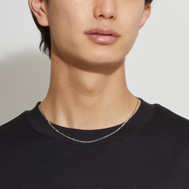 ブランド ララクリスティー ジュエリーを着用する男性