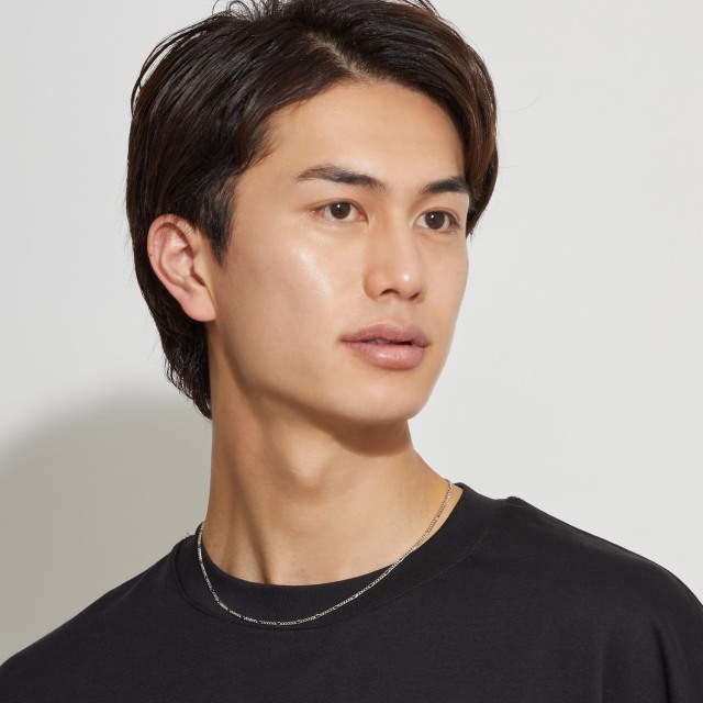 ブランド ララクリスティー ジュエリーを着用する男性