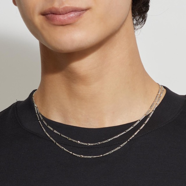 ブランド ララクリスティー ジュエリーを着用する男性