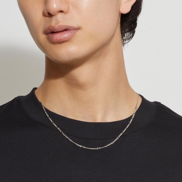 ブランド ララクリスティー ジュエリーを着用する男性