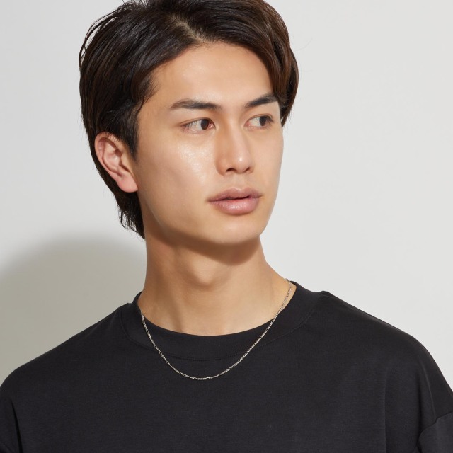 ブランド ララクリスティー ジュエリーを着用する男性