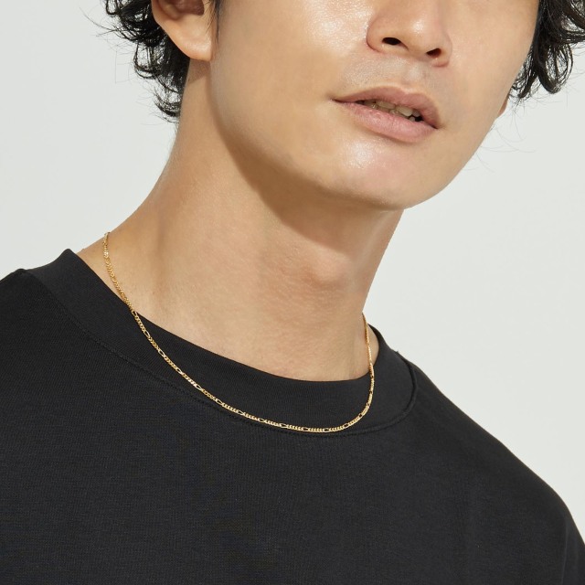 ブランド ララクリスティー ジュエリーを着用する男性