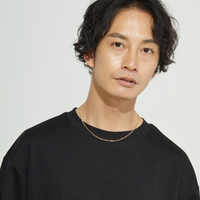 ブランド ララクリスティー ジュエリーを着用する男性