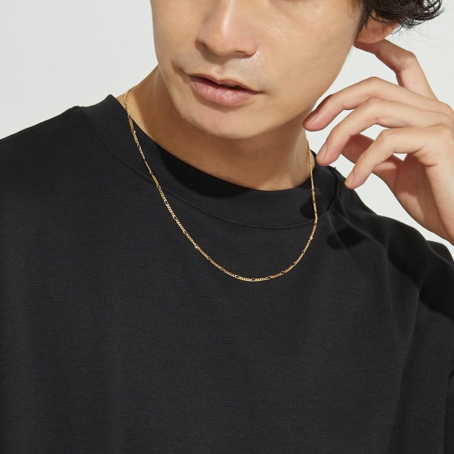 ブランド ララクリスティー ジュエリーを着用する男性