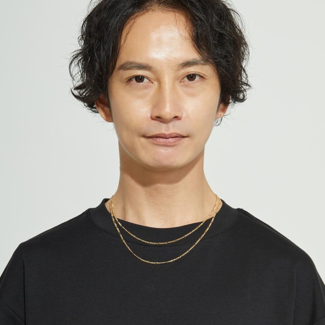 ブランド ララクリスティー ジュエリーを着用する男性