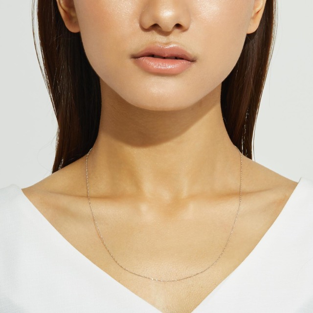 ブランド ララクリスティー ジュエリーを着用する女性