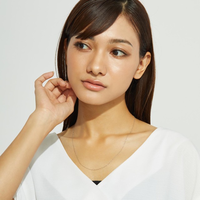 ブランド ララクリスティー ジュエリーを着用する女性