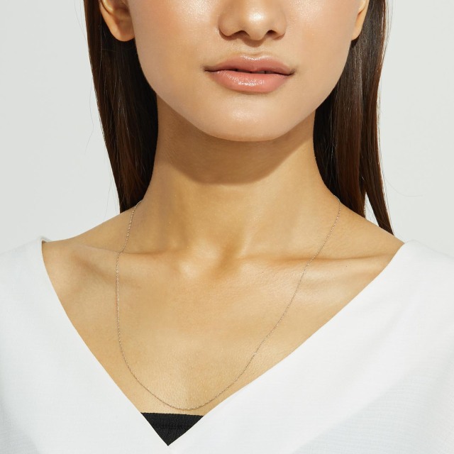 ブランド ララクリスティー ジュエリーを着用する女性