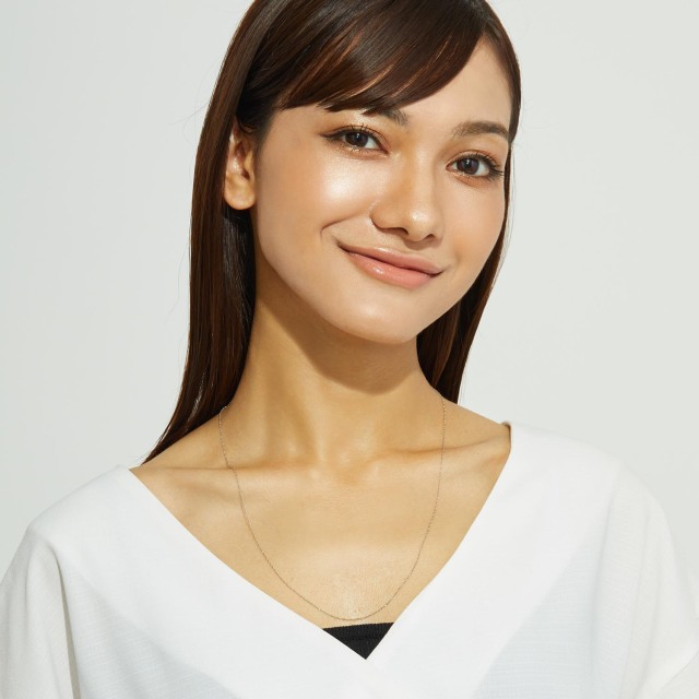 ブランド ララクリスティー ジュエリーを着用する女性