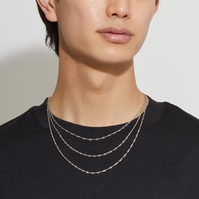 ブランド ララクリスティー ジュエリーを着用する男性