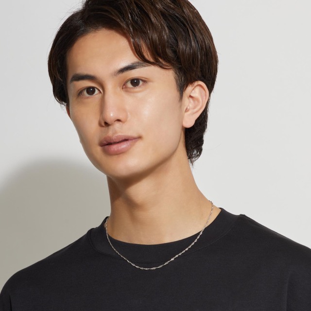 ブランド ララクリスティー ジュエリーを着用する男性