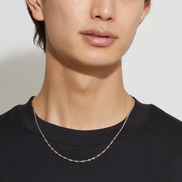 ブランド ララクリスティー ジュエリーを着用する男性