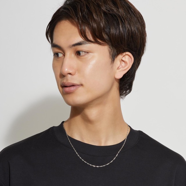 ブランド ララクリスティー ジュエリーを着用する男性