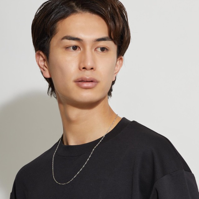 ブランド ララクリスティー ジュエリーを着用する男性