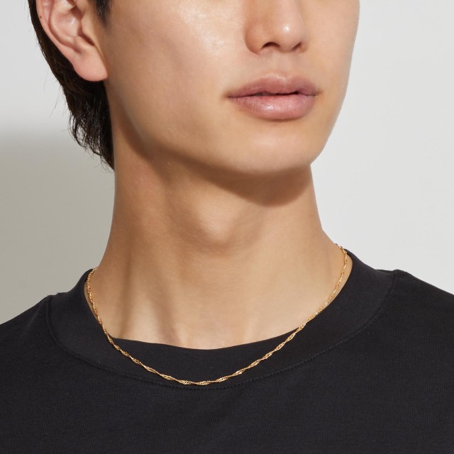 ブランド ララクリスティー ジュエリーを着用する男性