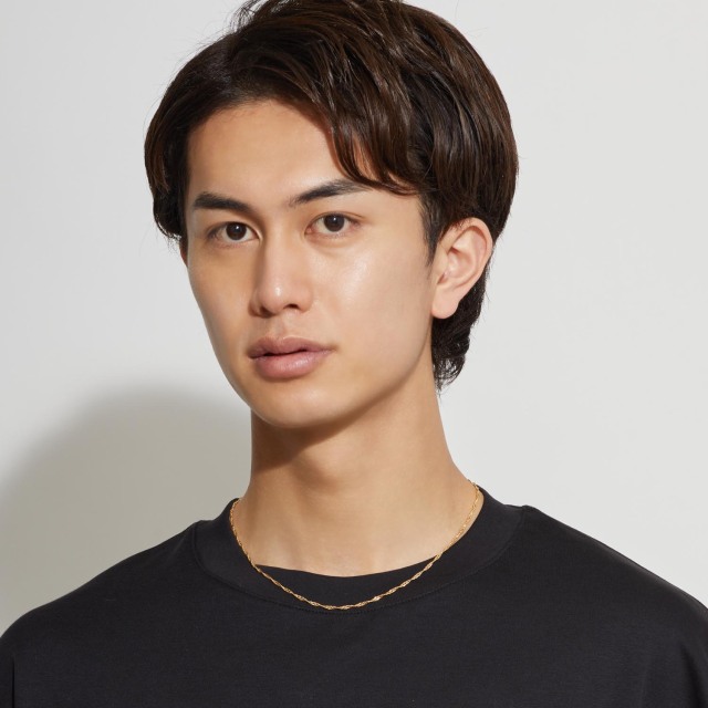 ブランド ララクリスティー ジュエリーを着用する男性