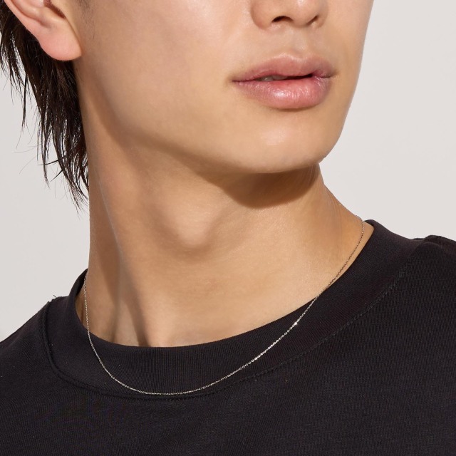 ブランド ララクリスティー ジュエリーを着用する男性