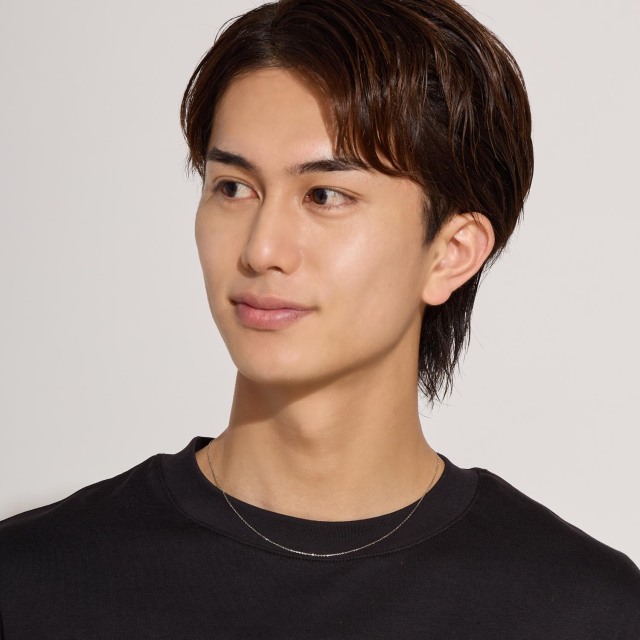 ブランド ララクリスティー ジュエリーを着用する男性