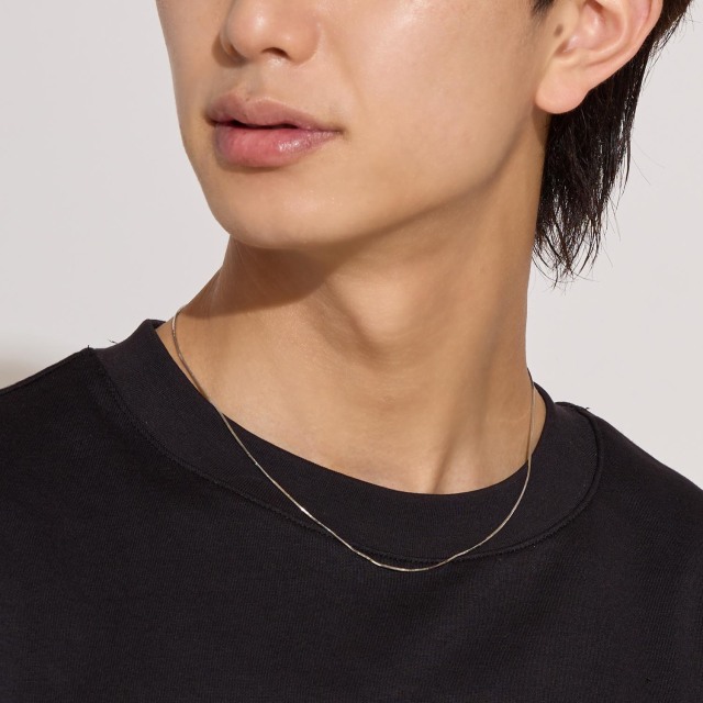 ブランド ララクリスティー ジュエリーを着用する男性